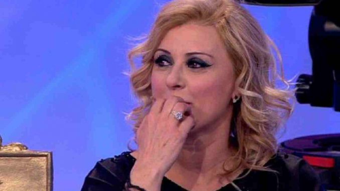 Tina-Cipollari-crolla-in-studio-compressed