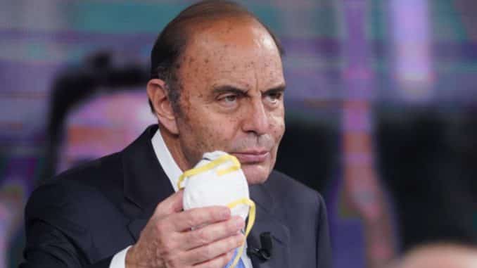 BRUNO VESPA CON UN A MASCHERINA