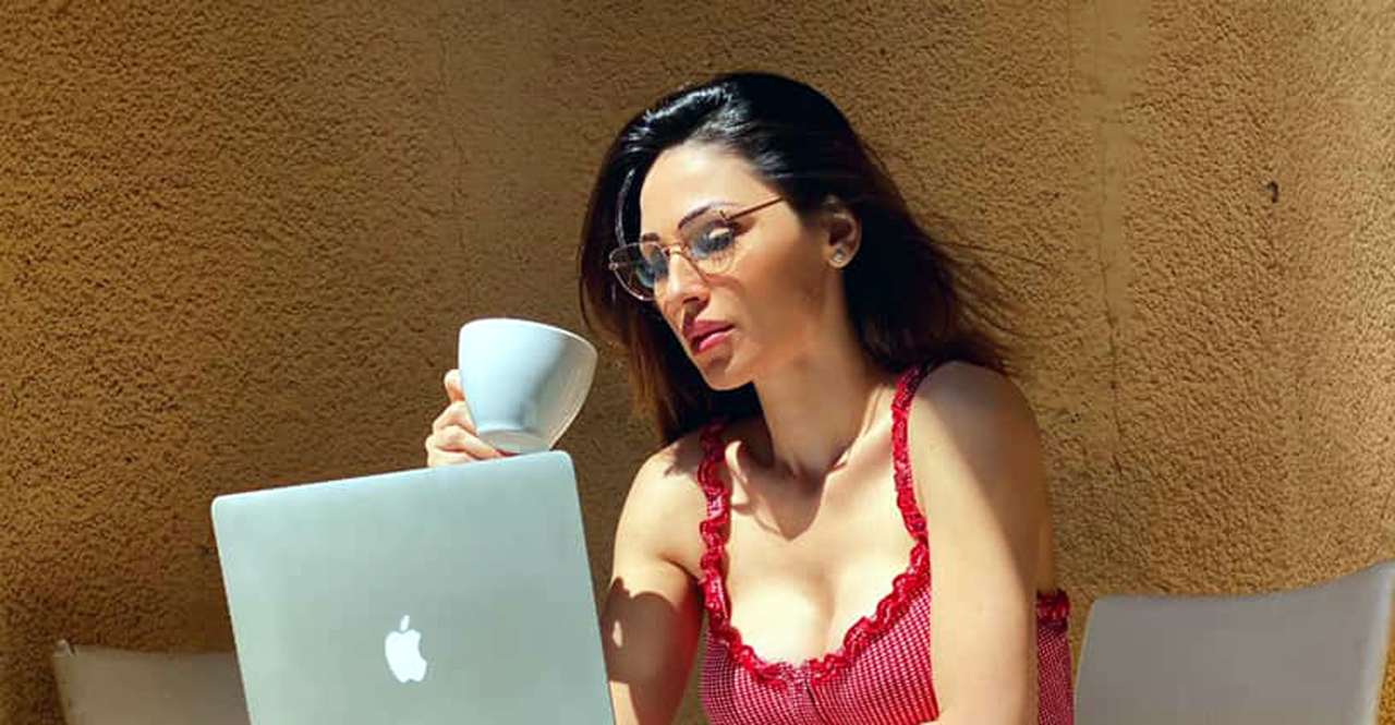 La foto illegale di Anna Tatangelo, alta tensione sul social per la  cantante – Controcopertina.com