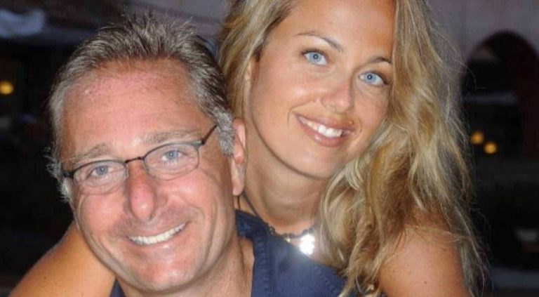 Paolo Bonolis e Sonia Bruganelli, ancora bufera per la foto su Instagram Paolo Bonolis e Sonia Bruganelli, ancora bufera per la foto su Instagram