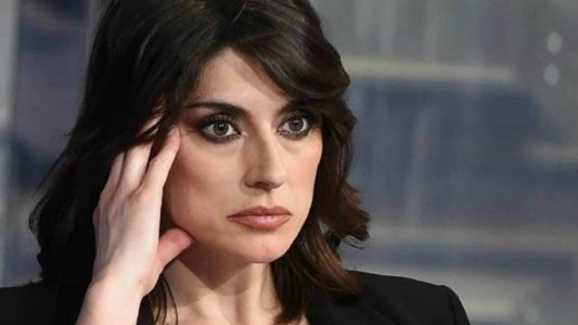 Elisa Isoardi bacia il marito di Milly Carlucci: cosa sta succedendo? Elisa Isoardi bacia il marito di Milly Carlucci: cosa sta succedendo?