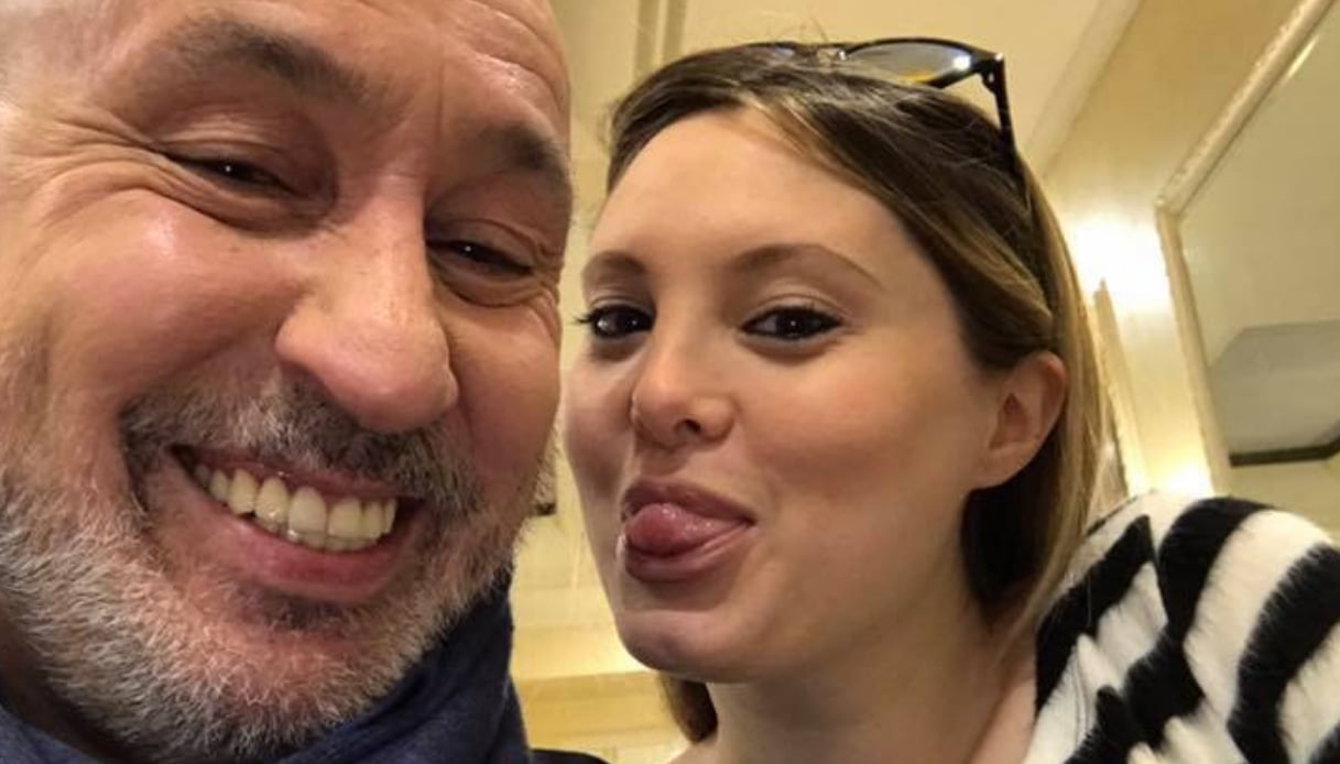 Alessandra Moretti chi è la moglie di Maurizio Battista, età, carriera, vita privata Alessandra Moretti chi è la moglie di Maurizio Battista, età, carriera, vita privata