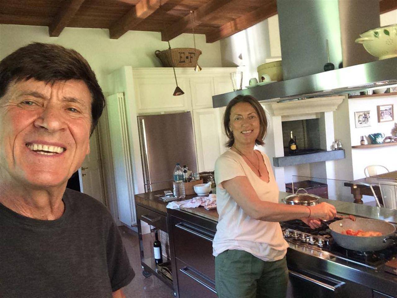 Sapete dove vive Gianni Morandi: una villa con la moglie, stile rustico