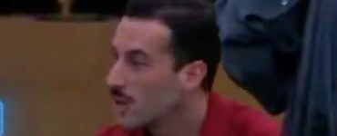 "Hey, ma lui...". Grande Fratello Vip, Andreas Muller è scioccato e solo pochi notano cosa fa lì dietro: il pubblico esplode (VIDEO)