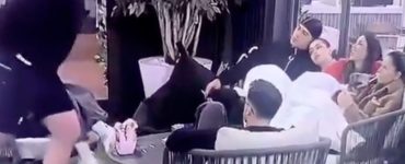 "Ha un telefono". Grande Fratello Vip choc: lo dice sottovoce e scoppia il caos. Pubblico nerissimo (VIDEO)