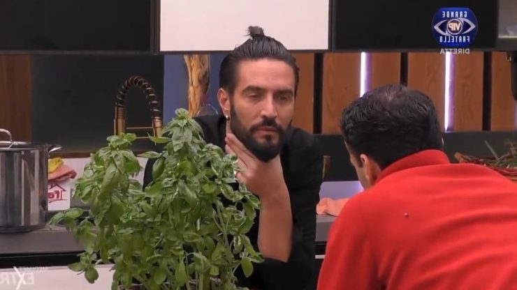"Devi sapere, io e Alfonso Signorini...". Grande Fratello Vip, la rivelazione choc di Alex Belli a uno sconcertato Andreas Muller