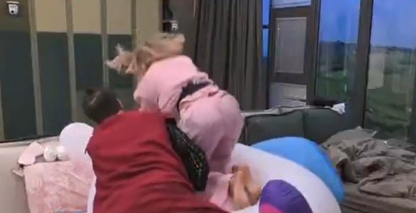 “Hey tu...”. Grande Fratello Vip, lo trovano a letto così e finisce malissimo (VIDEO)