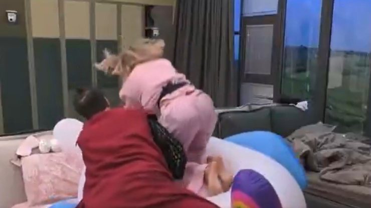 “Hey tu...”. Grande Fratello Vip, lo trovano a letto così e finisce malissimo (VIDEO)
