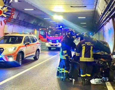 Terrore in galleria, diverse auto coinvolte in un incidente: soccorsi immediati e tratto chiuso