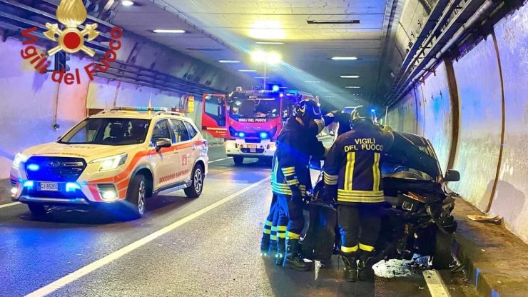 Terrore in galleria, diverse auto coinvolte in un incidente: soccorsi immediati e tratto chiuso