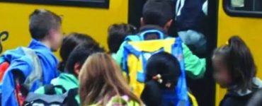 "Ascoltami...". Terrore all'uscita di scuola: tenta di rapire bimbo di 5 anni. C'era la mamma, cosa è successo