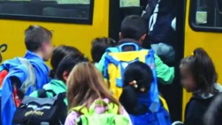 "Ascoltami...". Terrore all'uscita di scuola: tenta di rapire bimbo di 5 anni. C'era la mamma, cosa è successo