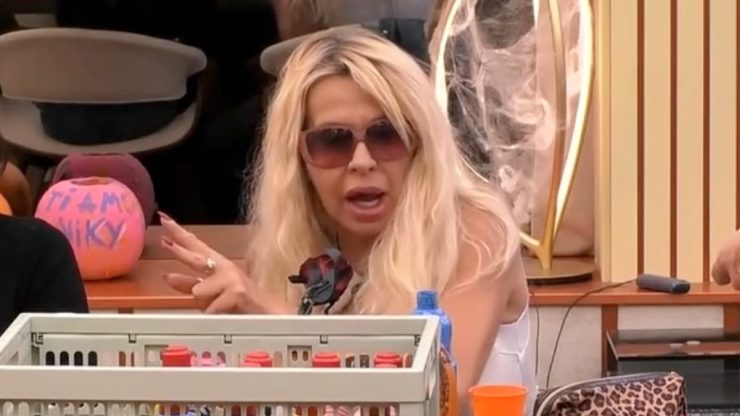 "Non me la doveva fare". Valeria Marini furiosa al Grande Fratello Vip. Faccia a faccia, poi il colpo di scena