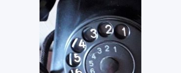 Quiz: Il dettaglio ingrandito mostra fori per il dito e un fermo contro cui si arresta la rotazione: a quale apparecchio appartiene?